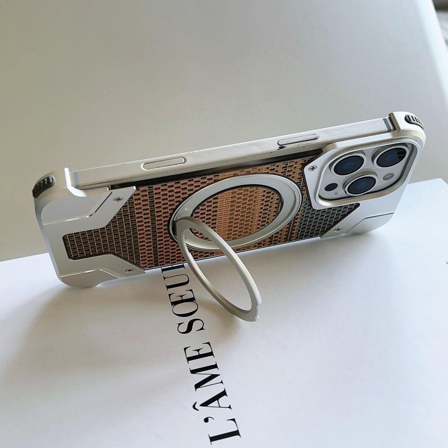 Armor King Bezel-less Armature MagSafe Pivot Ring Stand Armature Golden Silk Silver Brocade Metal Case Cover